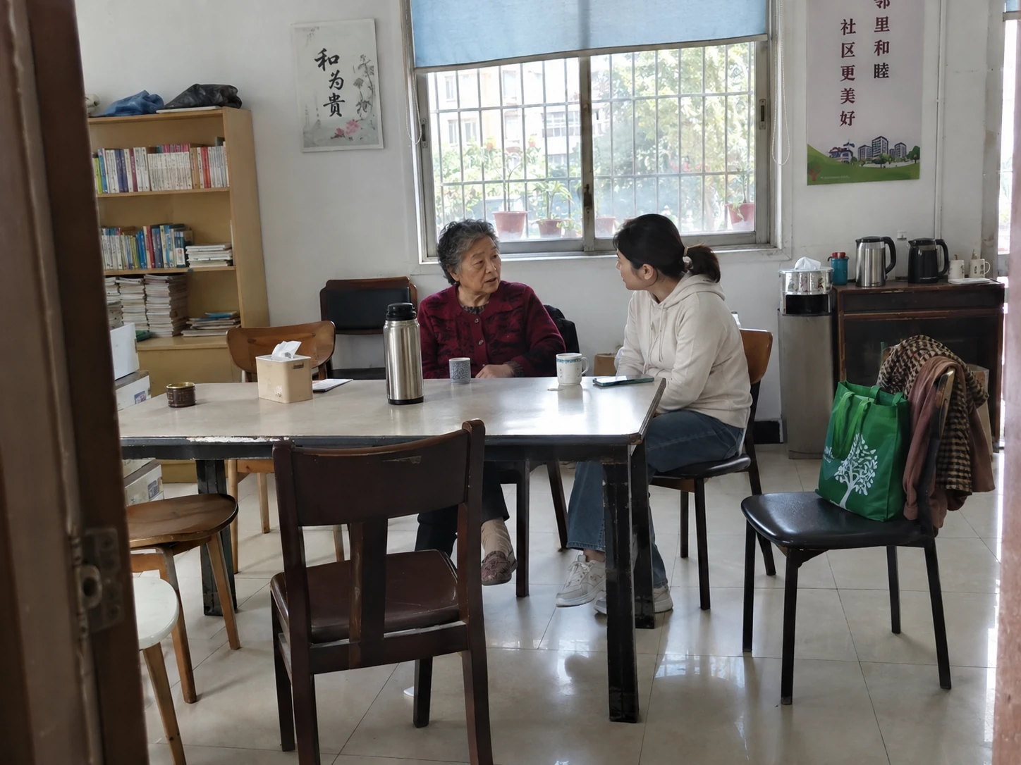邻里活动室里,一位长者与来访者平等交谈